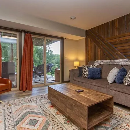 Gorgeous Cabin 3Bdrm/3Bth, Hot Tub, Fireplace, Kid/Pet Friendly