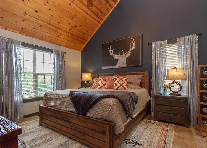 Gorgeous 3bdrm/3bth, Hot Tub, Fireplace, Kid/pet Friendly