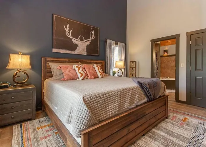 Gorgeous 3bdrm/3bth, Hot Tub, Fireplace, Kid/pet Friendly Ferienhaus *