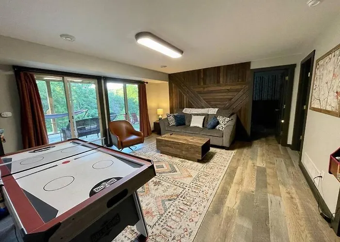 Gorgeous 3bdrm/3bth, Hot Tub, Fireplace, Kid/pet Friendly Ferienhaus