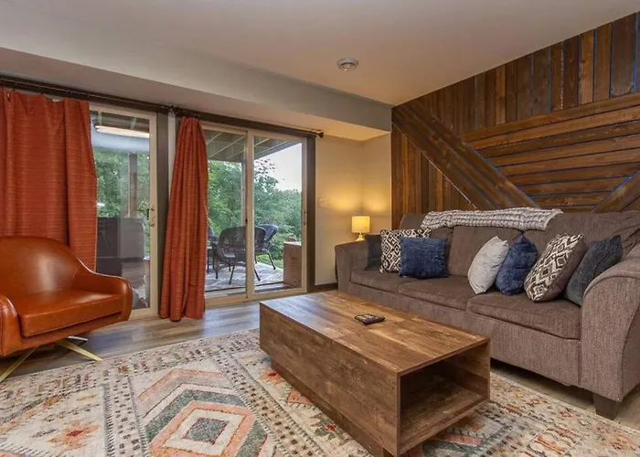 Gorgeous 3bdrm/3bth, Hot Tub, Fireplace, Kid/pet Friendly Ferienhaus