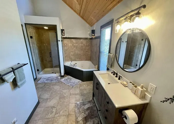 Ferienhaus Gorgeous 3bdrm/3bth, Hot Tub, Fireplace, Kid/pet Friendly *