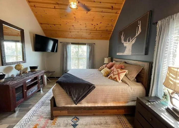 Gorgeous 3bdrm/3bth, Hot Tub, Fireplace, Kid/pet Friendly *