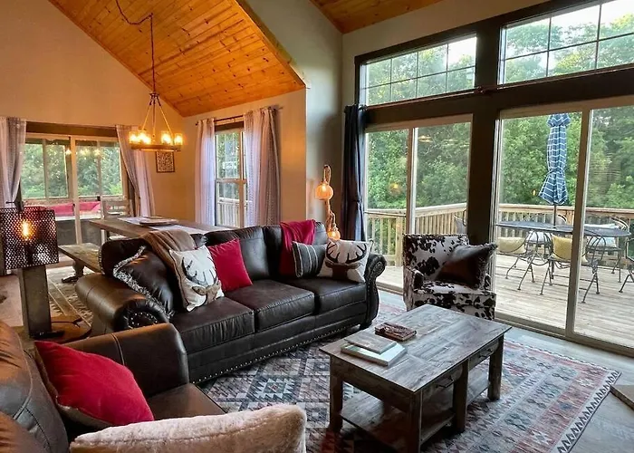 Gorgeous 3bdrm/3bth, Hot Tub, Fireplace, Kid/pet Friendly Ferienhaus