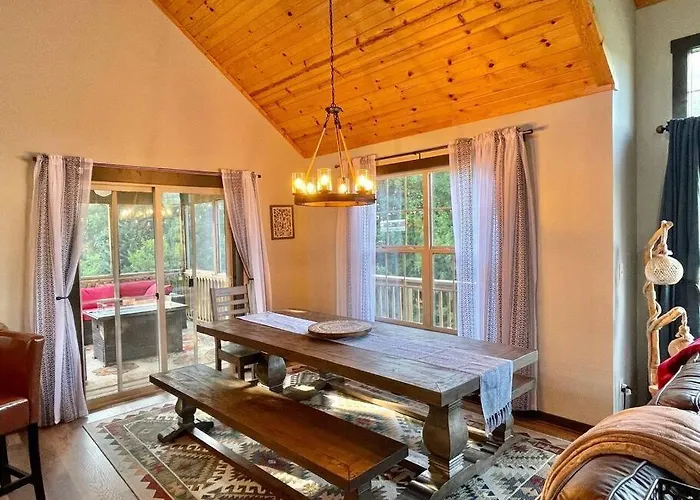 Gorgeous 3bdrm/3bth, Hot Tub, Fireplace, Kid/pet Friendly