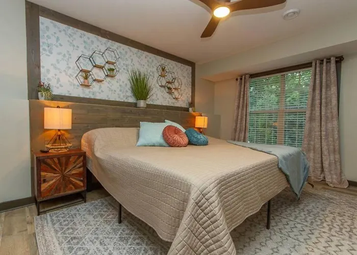 Gorgeous 3bdrm/3bth, Hot Tub, Fireplace, Kid/pet Friendly Ferienhaus
