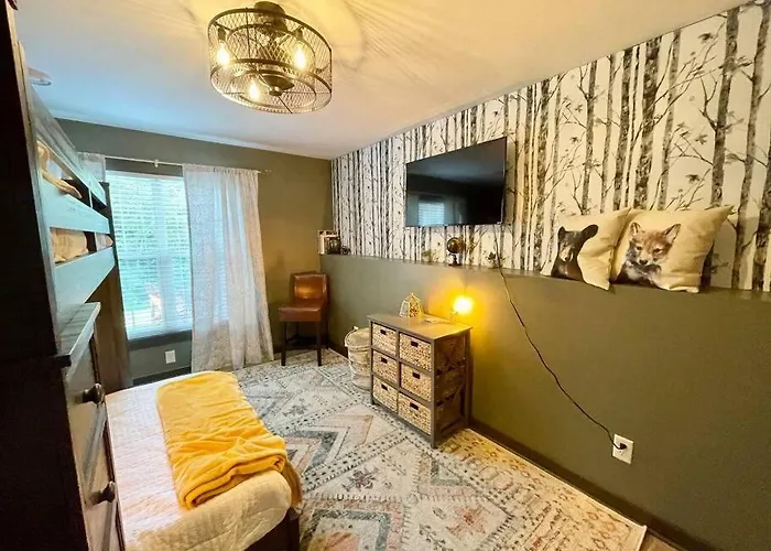Gorgeous 3bdrm/3bth, Hot Tub, Fireplace, Kid/pet Friendly Ferienhaus *