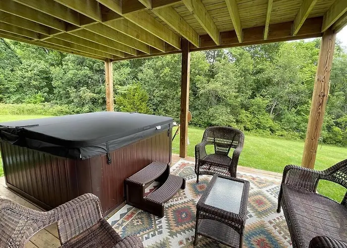 Gorgeous 3bdrm/3bth, Hot Tub, Fireplace, Kid/pet Friendly *