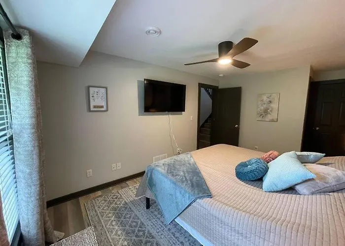 Gorgeous 3bdrm/3bth, Hot Tub, Fireplace, Kid/pet Friendly Ferienhaus Galena