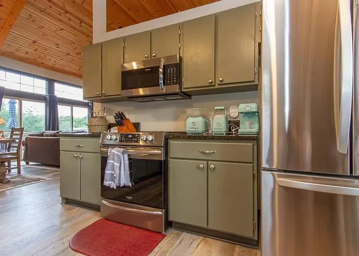 Gorgeous 3bdrm/3bth, Hot Tub, Fireplace, Kid/pet Friendly *