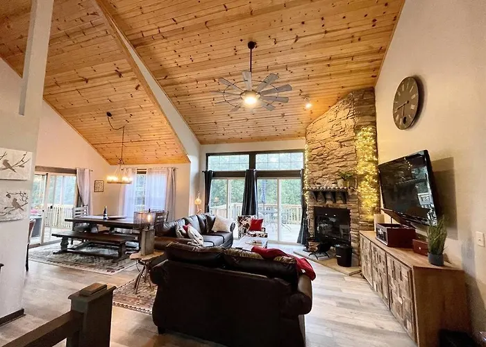 Gorgeous 3bdrm/3bth, Hot Tub, Fireplace, Kid/pet Friendly Ferienhaus *