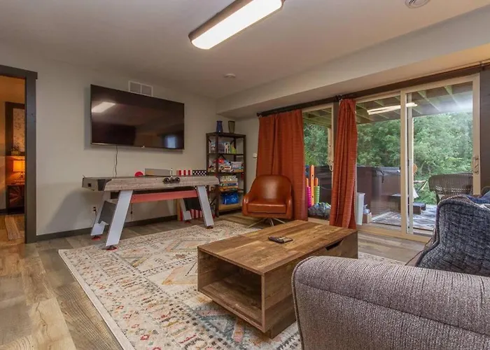 Ferienhaus Gorgeous 3bdrm/3bth, Hot Tub, Fireplace, Kid/pet Friendly *