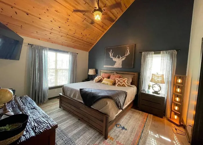 Ferienhaus Gorgeous 3bdrm/3bth, Hot Tub, Fireplace, Kid/pet Friendly