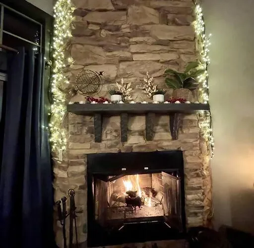Gorgeous 3bdrm/3bth, Hot Tub, Fireplace, Kid/pet Friendly Ferienhaus